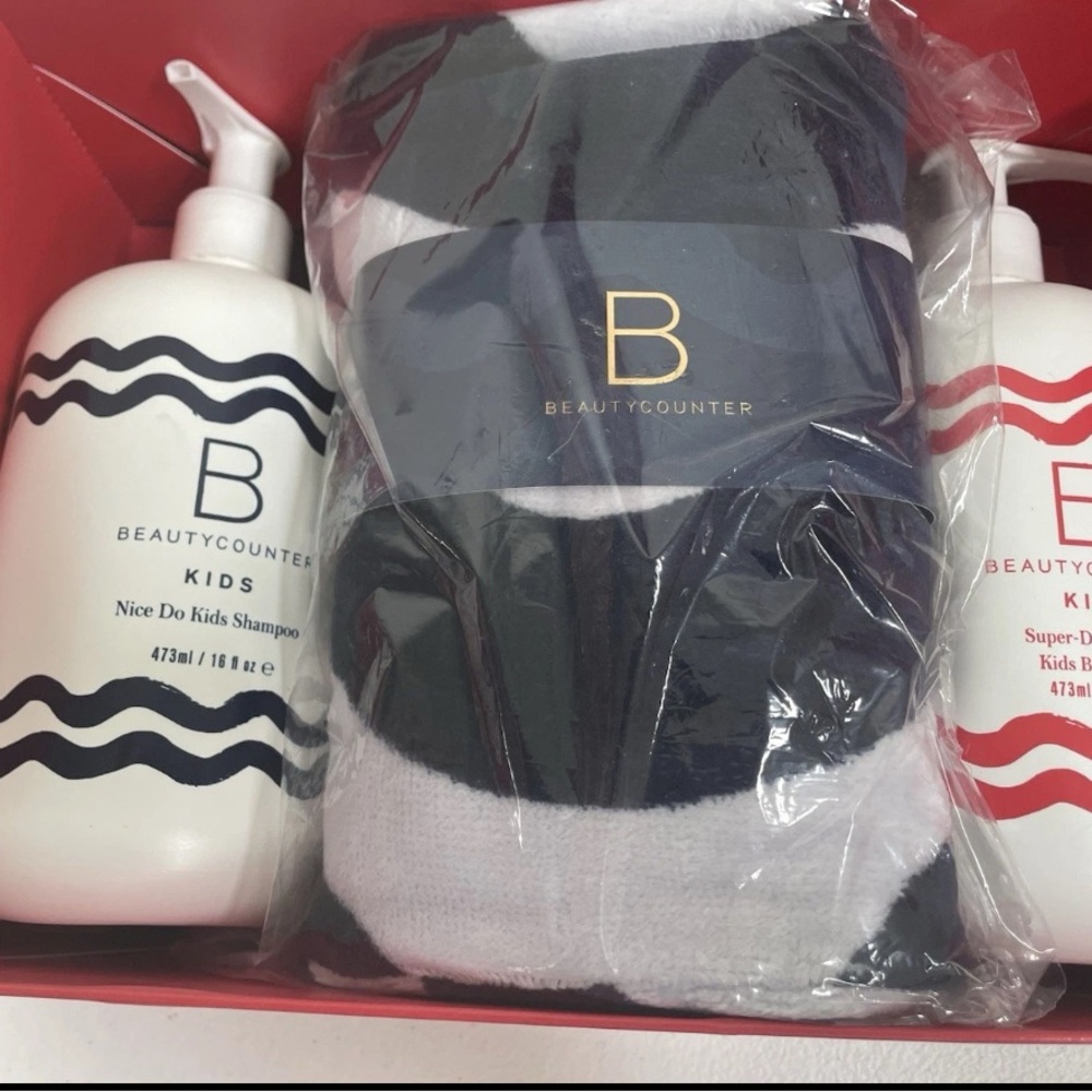 Beautycounter Splashtime Kid’s Set Gift NEW IN BOX + Towel - Picture 2 of 8